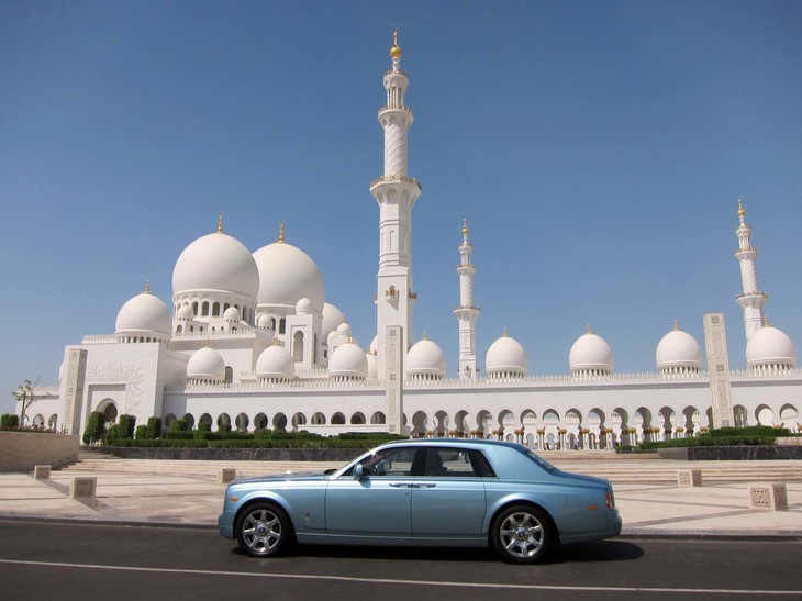 BEVには、純エンジン車に比べて時間のかかる充電の手間がつきまとうもの。その点についても、ショーファー付きで使われることの多いロールス・ロイスのオーナーには、大きな影響はないといえる。