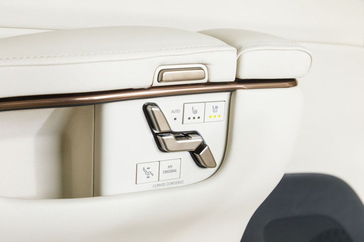 シート調整のスイッチはアームレストの内側に。オットマンや背もたれをデフォルトのポジションに一発で戻すためのボタンもある。