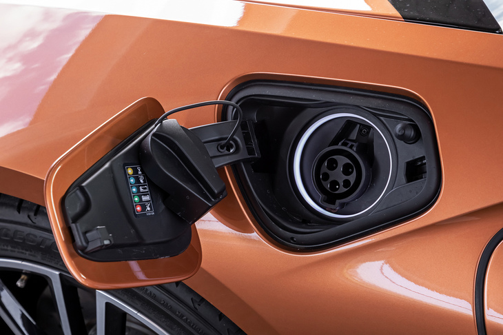 フロントフェンダー右に用意されている充電用のソケット。付属の充電ケーブルを用いて、4時間で満充電となる（200V／15A）。