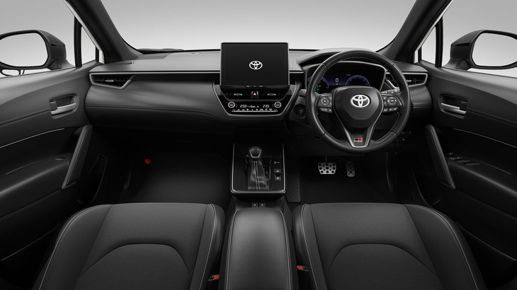 「カローラ クロスGRスポーツ」のインテリア。