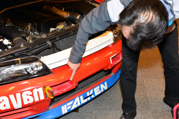 バンパーのダクトやけん引フックの塗装も、加藤氏の手によるもの。スプレー缶で塗ったという。