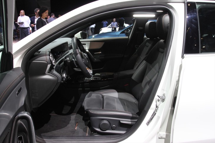 メルセデス・ベンツAクラス セダン（フロントシート）