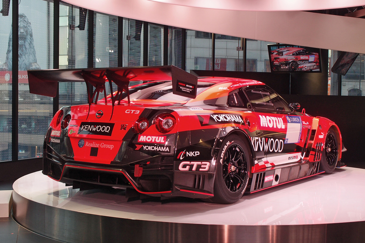 鮮やかな赤をまとう参戦マシン「日産GT-R NISMO GT3」。近藤真彦監督はカラーリングについて、「ドライバーに気に入ってもらえたようでよかった。夜間も走行する24時間レースでは、目立つ色にするのも非常に大事なんです」と紹介した。