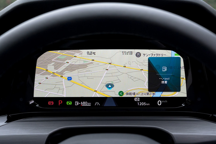 全車に標準装備されるデジタルメータークラスター「デジタルコックピットプロ」。写真のようにナビ画面を大映しにすることも可能で、メータークラスターというより多機能ディスプレイと表したくなる。
