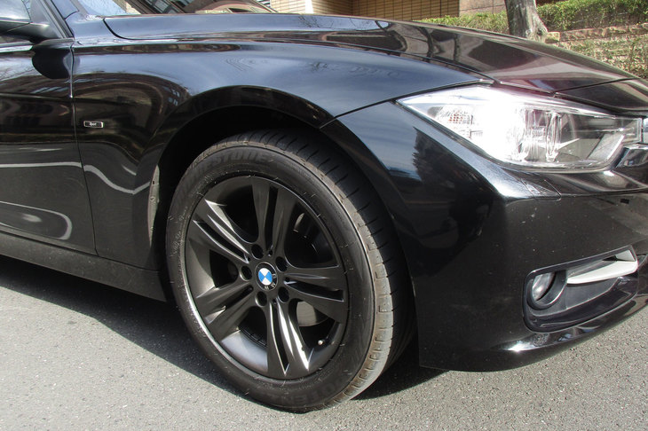 足元を黒くすることで、ワルっぽい雰囲気に。