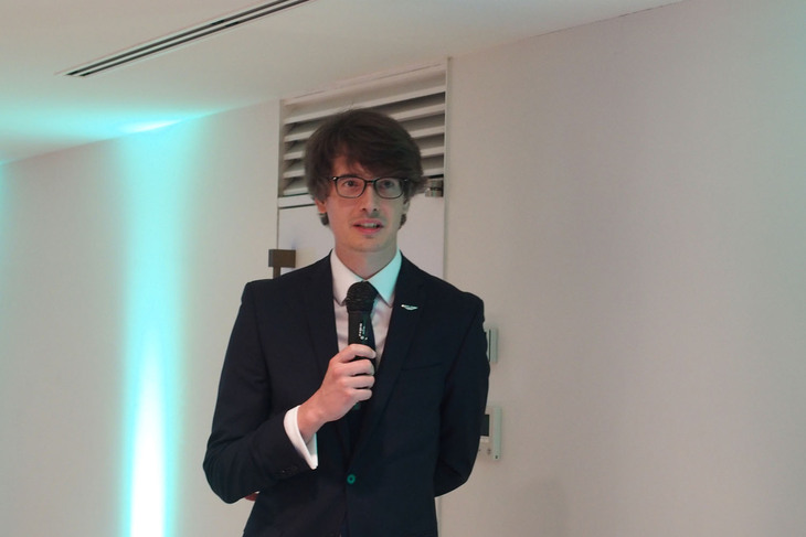 報道関係者向けの発表イベントに登壇したヘッドオブQスペシャルプロジェクトセールスのサム・ベネッツ氏。