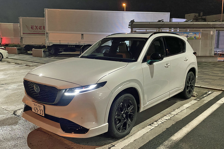 「マツダCX-5 L」の車両本体価格は430万6500円。ボディーカラーと同色のアンダースカートやエアロパーツなどをセットとしたオプションの「シグネチャースタイル」は36万9662円となる。