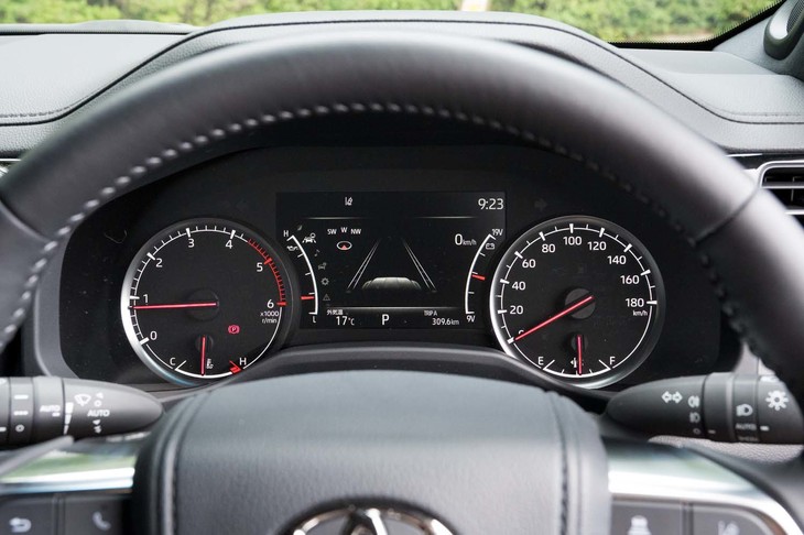 2眼のオプティトロンメーターの間に7インチのマルチインフォメーションディスプレイをレイアウト。目新しさはないものの、簡潔で視認性は良好。