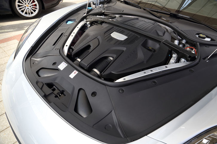 「4S」は440psの2.9リッターV6ツインターボユニットを搭載する。動力性能は0-100km/h加速が4.4秒で、最高速は289km/h。