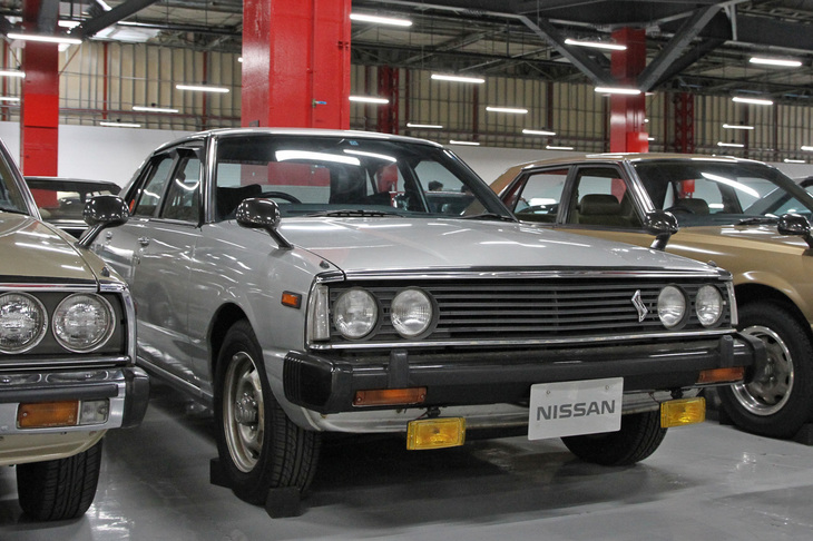 1980年「日産スカイライン2000TI-E・S」。通称「ジャパン」こと5代目スカイライン（C210）の、俗にショートノーズと呼ばれる（本来はこちらが標準ボディーなのだが）直4エンジンを搭載したTI系の最強グレード。リアサスペンションは「1600／1800TI」の4リンク／コイルのリジッドとは異なり、ロングノーズに直6エンジンを積んだ「GT」系と同じセミトレーリングアーム／コイルの独立懸架で、4輪ディスクブレーキを備えたレアなモデルだった。エンジンは直4 SOHCクロスフロー、ツインプラグ方式の2リッターにEGIを備えたZ20E型。