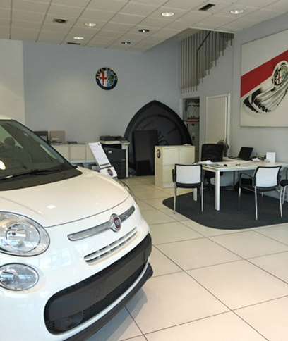 改装後、個室は消えた。奥にランチアの巨大エンブレムが立て掛けられている。