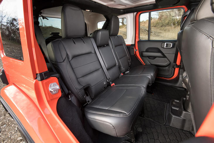 リアシートは4ドア仕様が6：4分割可倒式の3人乗り、2ドア仕様が一体可倒式の2人乗りとなっている。