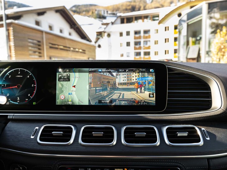 ダッシュボードのセンターには、フロントグリルのルーバーをモチーフにしたという四角いエアベントが4つ並べてレイアウトされる。