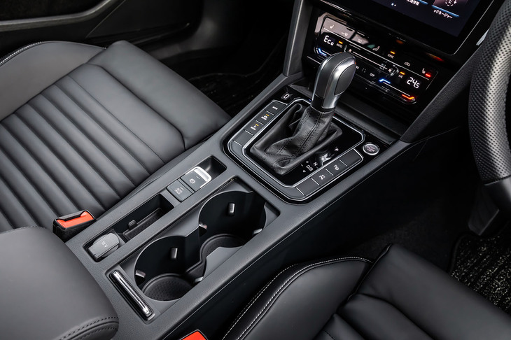 シフトレバーの左サイドに、走行モード切り替えスイッチを配置。走行モードは「EVモード」「ハイブリッドモード」「GTEモード」の3種類から選択できる。