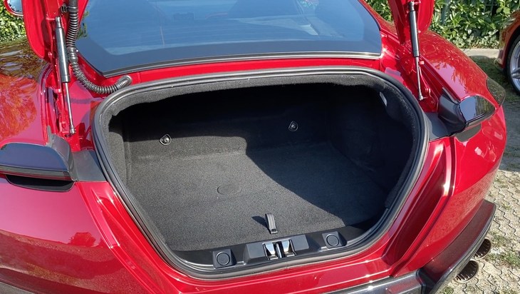 トランク容量は272リッター（オプションの可倒式リアシートの場合は345リッター）。