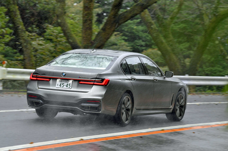 
	【BMW M760Li xDriveのスペック】
	ボディーサイズ：全長×全幅×全高＝5265×1900×1485mm／ホイールベース：3210mm／車重：2290kg／駆動方式：4WD／エンジン：6.6リッターV12 DOHC 48バルブ ターボ／トランスミッション：8段AT／最高出力：609PS（448kW）/5500rpm／最大トルク：850N・m（86.7kgf・m）/1550-5000rpm／タイヤ：（前）245/40R20 99Y／（後）275/30R20 102Y（ブリヂストン・ポテンザS001）／燃費：6.7km/リッター（WLTCモード）／価格：2570万円
	
	【取材時の燃費データ】
	テスト距離： 208.4km（市街地1：高速道路8：山岳路1）／使用燃料：35.3リッター（ハイオクガソリン）／参考燃費：5.9km/リッター（満タン法）／7.2km/リッター（車載燃費計計測値）
	