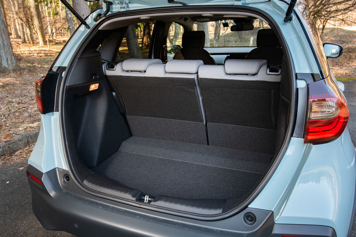 大開口のラゲッジスペースや後席の座面はね上げ機構などがかなえるユーティリティーの高さは健在。ハイブリッド車では、荷室の床面にささやかながらも段差が付くのが玉にきずだ。