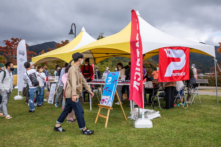 スポーツシューズブランド、パトリックのブース。ルノーとのコラボレーションシューズもラインナップしている。