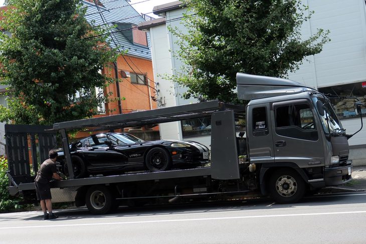 レッカーについては保険に付帯するサービスを使ってもよかったのだけど、電話してもなかなか保険会社の窓口につながらなかったので（怒）、コレクションズさんにローダーをお願いし、後日保険会社から代金を支払ってもらうことにした。