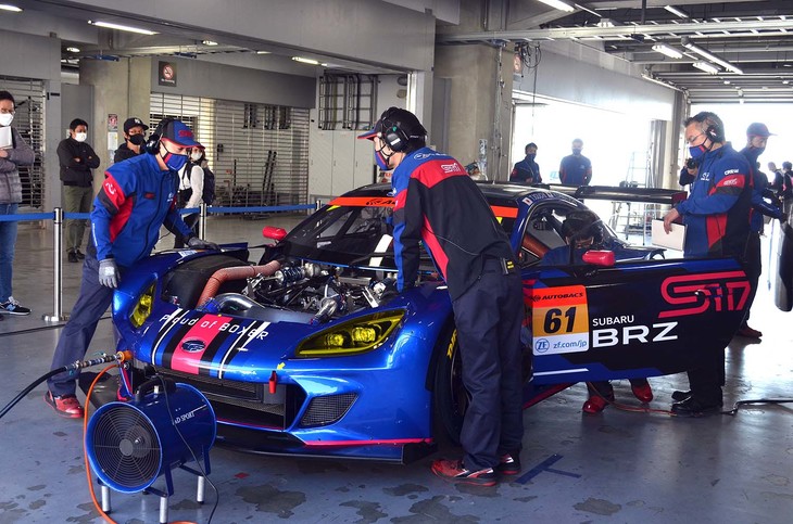 ニューマシンは整備性も向上し、ピットワークのさらなる高精度化が期待できる。また、リアサスが浮き上がるのを抑える“サードダンパー”の取り付け位置も変更。これまではわずかに左寄りだったのを車体中央へと改め、車体バランスやブレーキング時の安定性をさらに高めた。