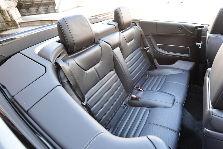 後席でも大人がしっかり座れるスペースを確保している。