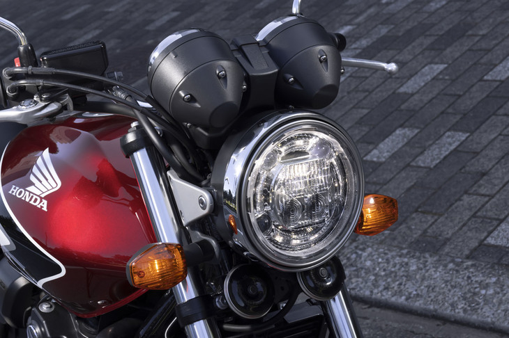 ヘッドランプは古式ゆかしき丸目の単眼だが、その中身は視認性／被視認性に配慮したLED式となっている。