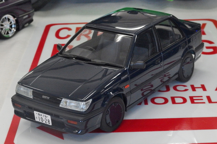 1/24「いすゞ・ジェミニ イルムシャーDOHC（JT190）」。これもモデル化されていない車種のため、ベースはいったい……と思いきや、ハセガワから近日発売予定のキットの、先行展示とのこと。歴代ジェミニ初のキット化であり、プロポーションも雰囲気も良好だが、個人的には長年愛用した初期型「イルムシャー ターボ（JT150）」でないのが残念！