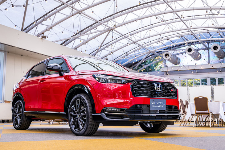 ホンダのコンパクトSUV「ヴェゼル」にスポーツモデル「e：HEV RS」が追加設定された。同モデルのメディア向け試乗イベントに参加し、開発メンバーにRSならではのこだわりやベースモデルからの変更ポイントを聞いた。