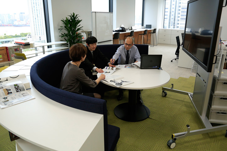 シンプル＆モダンな雰囲気のオフィス。半円形劇場風にデザインされた、プレゼン討議コーナーもある。