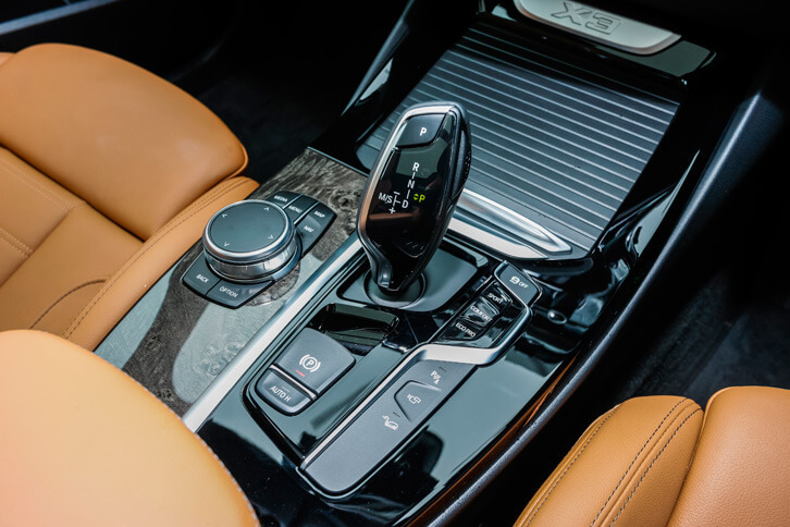 ATセレクターは操作時だけ動き、元に戻るタイプ。軽い力で操作できるというメリットもある。