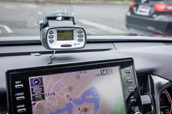 今回、ウエット路面でのブレーキテストを行う際に、ドリフトボックスを用いて速度と制動距離を比較計測することができた。