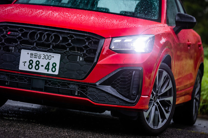 試乗車に装備されていた「マトリクスLEDヘッドランプ＋ダイナミックターンインディケーター」は12万円のオプションアイテム。周囲の明るさや車両を感知し、照射する範囲や角度を自動調整するヘッドランプと、シャープなブレード形状を描いて点灯するウインカーが内蔵されている。