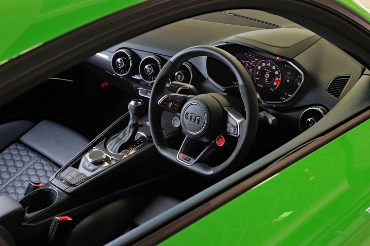 ブラックカラーでコーディネートされたコックピット。スポーティーなムードがただよう。