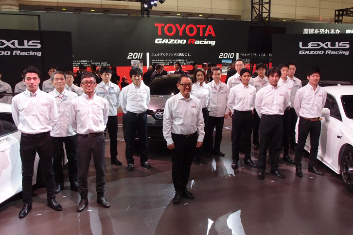 2016年のニュルブルクリンク24時間耐久レースに参戦する、豊田章男社長（写真中央）率いるTOYOTA GAZOO Racingの面々。