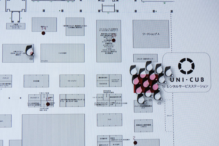 各「UNI-CUB」の位置情報はブース内のスクリーンに表示される。今、誰かがUNI-CUBに乗って「水素パビリオン」のブースを見学しているようだ。