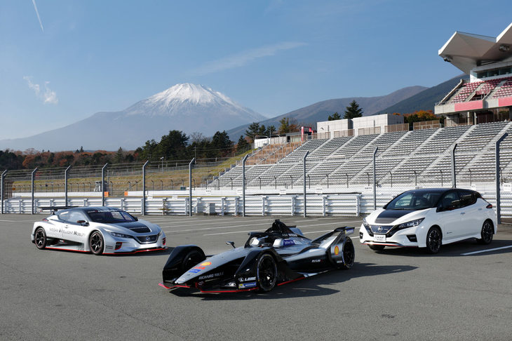 左から新型「リーフNISMO RC」とフォーミュラEのレーシングカー、市販モデルの「リーフNISMO」。……こうして見ると、やっぱりリーフNISMO RCと市販のリーフNISMOは“違うクルマ”ですよね。