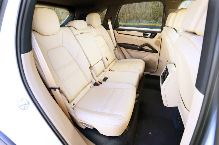 後席の座面は60：40の比率で分かれており、それぞれが前後に約16cm（実測値）スライドできる。背もたれは29度の範囲で10段階に調節可能。