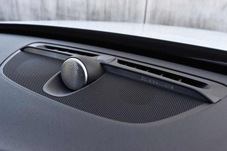 「ボルボXC90」には、イエーテボリのコンサートホールの音響を再現したという、Bowers＆Wilkinsのオーディオシステムが用意される。写真はダッシュボード上のツイーター。19個あるスピーカーのひとつだ。