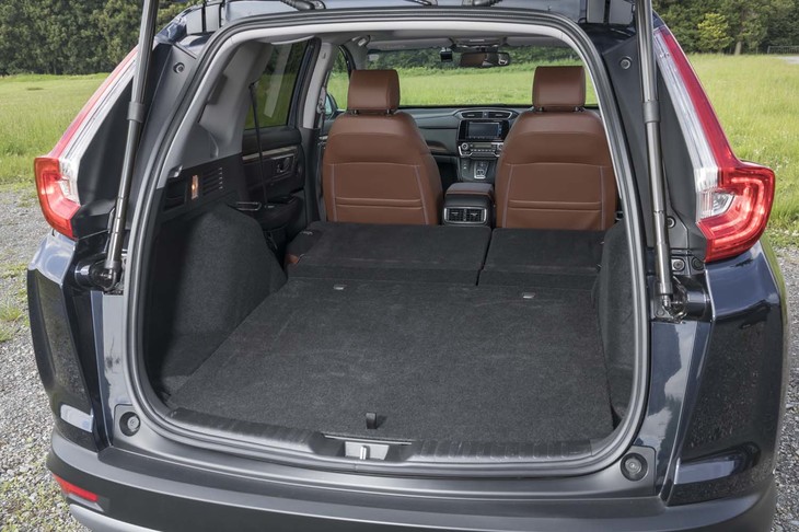 後席の背もたれをすべて倒すと、ほぼフラットといえる空間が広がる。低床設計と相まって使い勝手がいい。