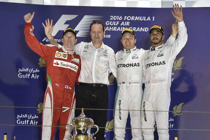 第2戦バーレーンGPを制したメルセデスのニコ・ロズベルグ（右から2番目）、2位に終わったフェラーリのキミ・ライコネン（一番左）、3位メルセデスのルイス・ハミルトン（一番右）。（Photo=Ferrari）