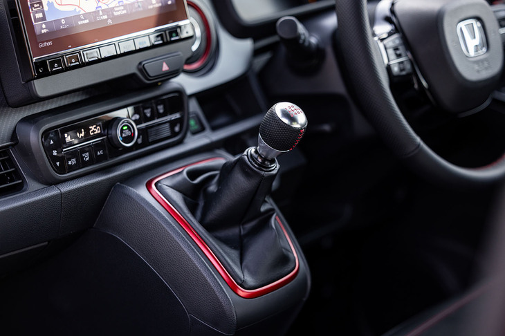 ステアリングホイールから自然に手を伸ばしたところに配置されたシフトレバー。1～5速をクロースにしたセッティングなどに変更はない。