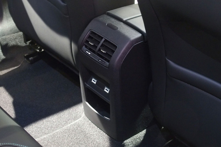 プジョー408アリュール（リアのエアコン吹き出し口）