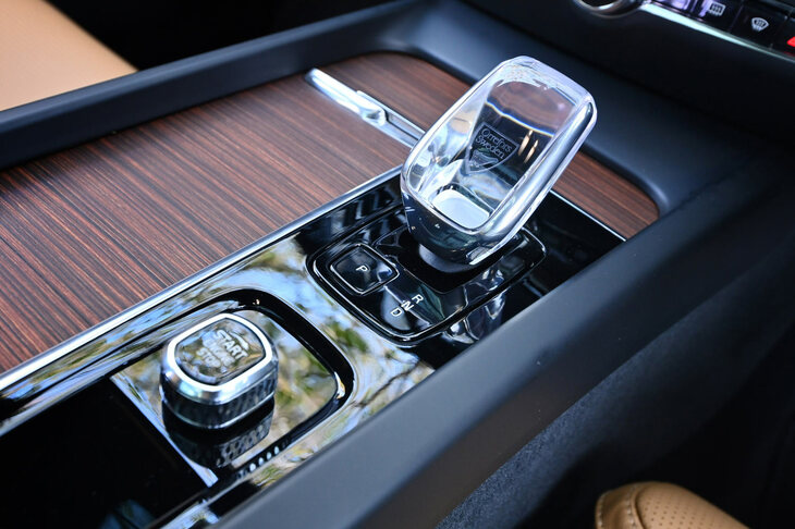 「アルティメット」グレードには、スウェーデン・オレフォス社製のクリスタルシフトノブが標準装備となる。