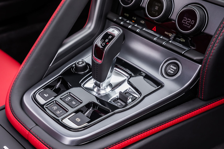 オーソドックスなガングリップタイプのシフトセレクターを採用。ソフトトップの開閉スイッチは、シフトパネルの左後方に配置される。