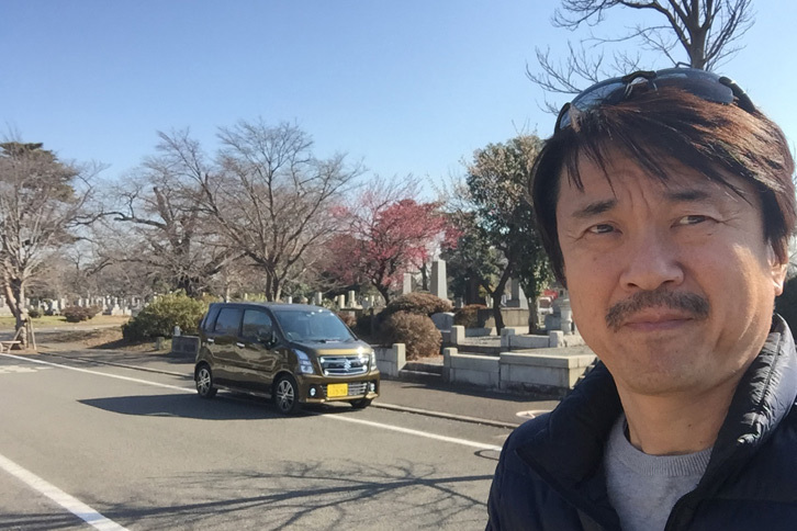 
	「スズキ・ワゴンRスティングレー」を試乗中の筆者。故・前澤義雄氏が眠る墓苑（ぼえん）周辺にて。
	