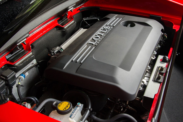 従来モデルからキャリーオーバーされた、過給機付き1.8リッター直4エンジン。220psの最高出力と250Nmの最大トルクを発生する。