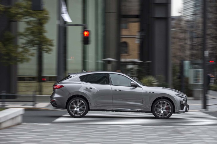 駆動方式は4WDで、通常はすべてのトルクが後輪に伝達される。前後のトルク配分は、必要に応じて50：50にまで変化する。