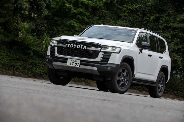 納期が2年以上とアナウンスされるなど、高い人気を誇る新型「トヨタ・ランドクルーザー」。今回の試乗車はラインナップのなかで一番高価な「GRスポーツ」のディーゼルエンジン搭載モデル（800万円）。