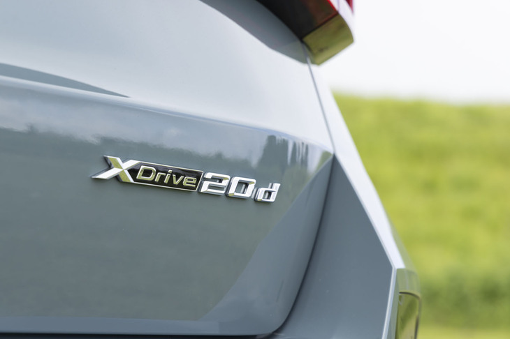 2リッターディーゼルエンジン搭載の「xDrive20d」は「Mスポーツ」（今回の試乗車）と「xライン」の2つのトリムラインが設定される。価格はどちらも606万円。