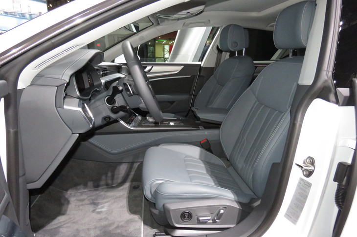 アウディA7スポーツバック（フロントシート）